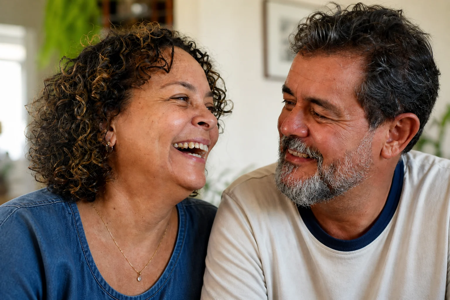 Casal brasileiro sorrindo em um momento descontraído em casa